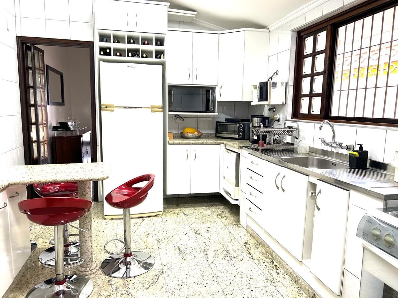 : Sobrado com 3 Suítes, Área Gourmet e Localização Privilegiada Pronto para Morar com Conforto e Praticidade