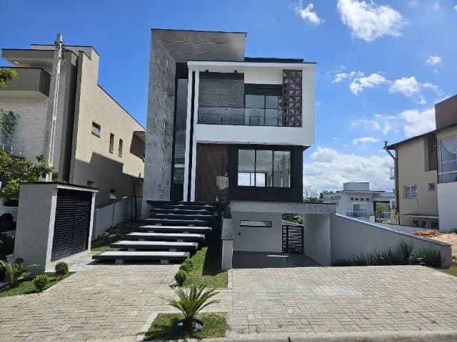 Casa Alto Padrão no Colinas do Aruã 3 Suítes, Piscina Infinita e Espaço Gourmet