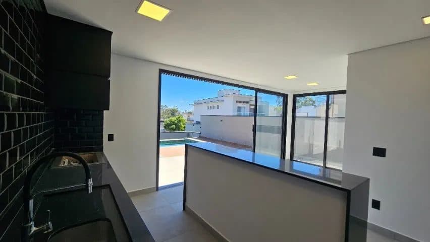 Casa Alto Padrão no Colinas do Aruã 3 Suítes, Piscina Infinita e Espaço Gourmet
