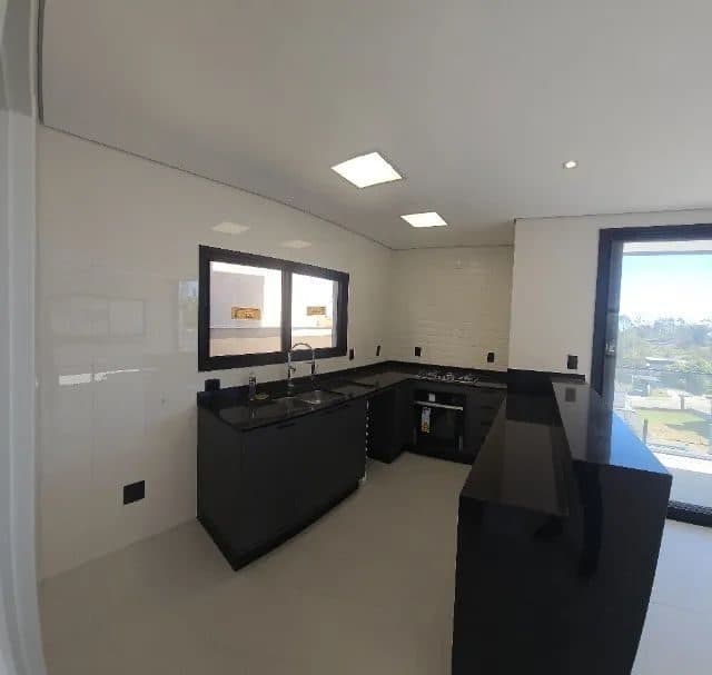 Casa Alto Padrão no Colinas do Aruã 3 Suítes, Piscina Infinita e Espaço Gourmet