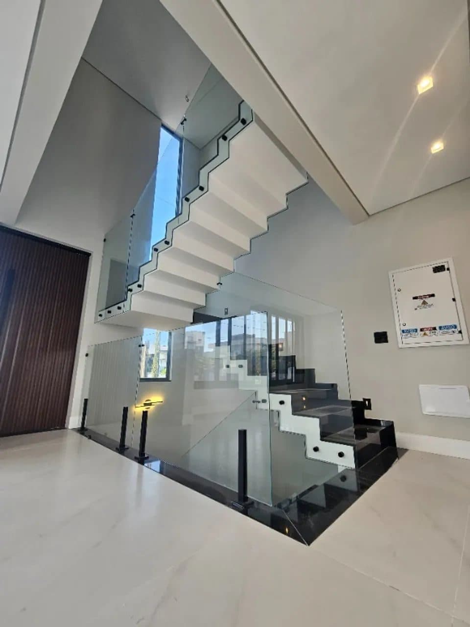 Casa Alto Padrão no Colinas do Aruã 3 Suítes, Piscina Infinita e Espaço Gourmet