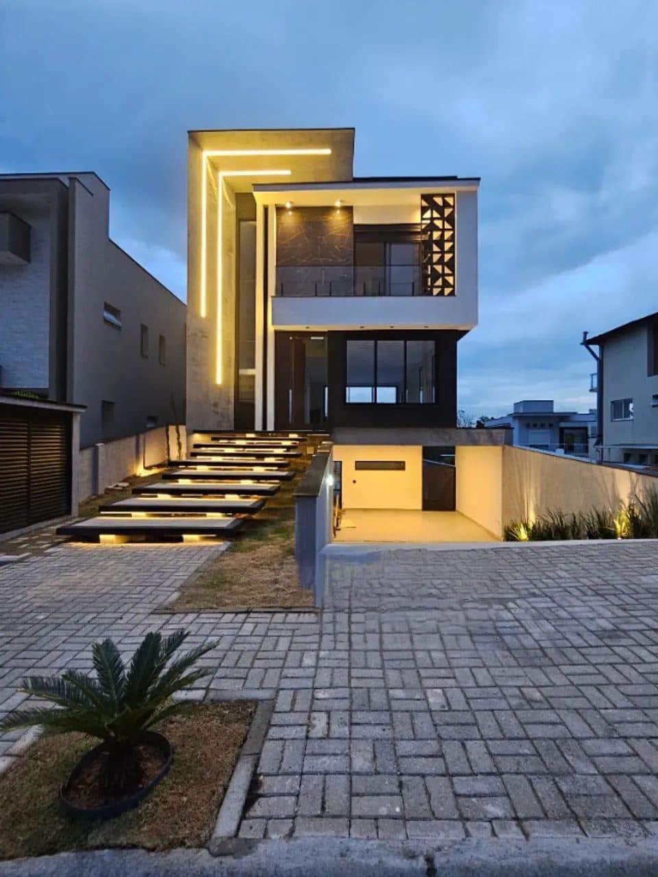 Casa Alto Padrão no Colinas do Aruã 3 Suítes, Piscina Infinita e Espaço Gourmet